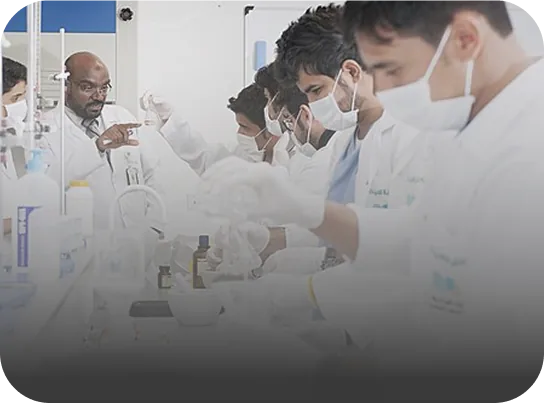 طلاب جامعة المعرفة في المختبر