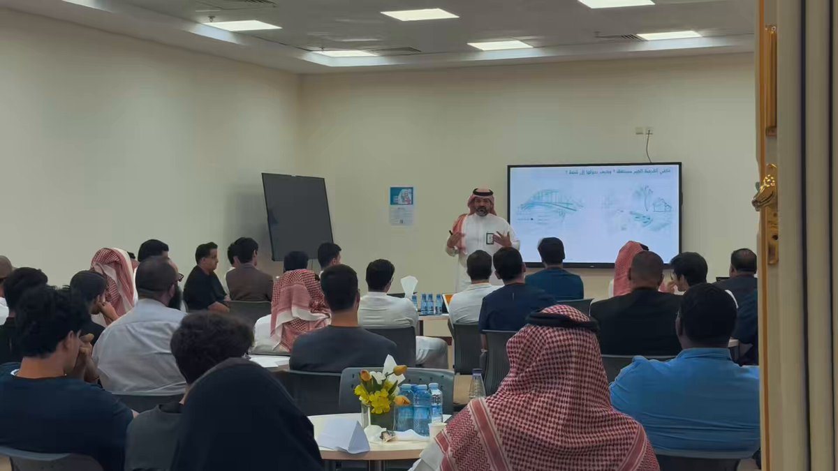 مشاهد من اللقاء الأول ضمن سلسلة لقاءات "حاضنة المعرفة"؛ حيث تتسع الأفكار، وتبنى الطموحات، وتتجدد فرص الابتكار وريادة الأعمال لدى طلبة #جامعة_المعرفة.