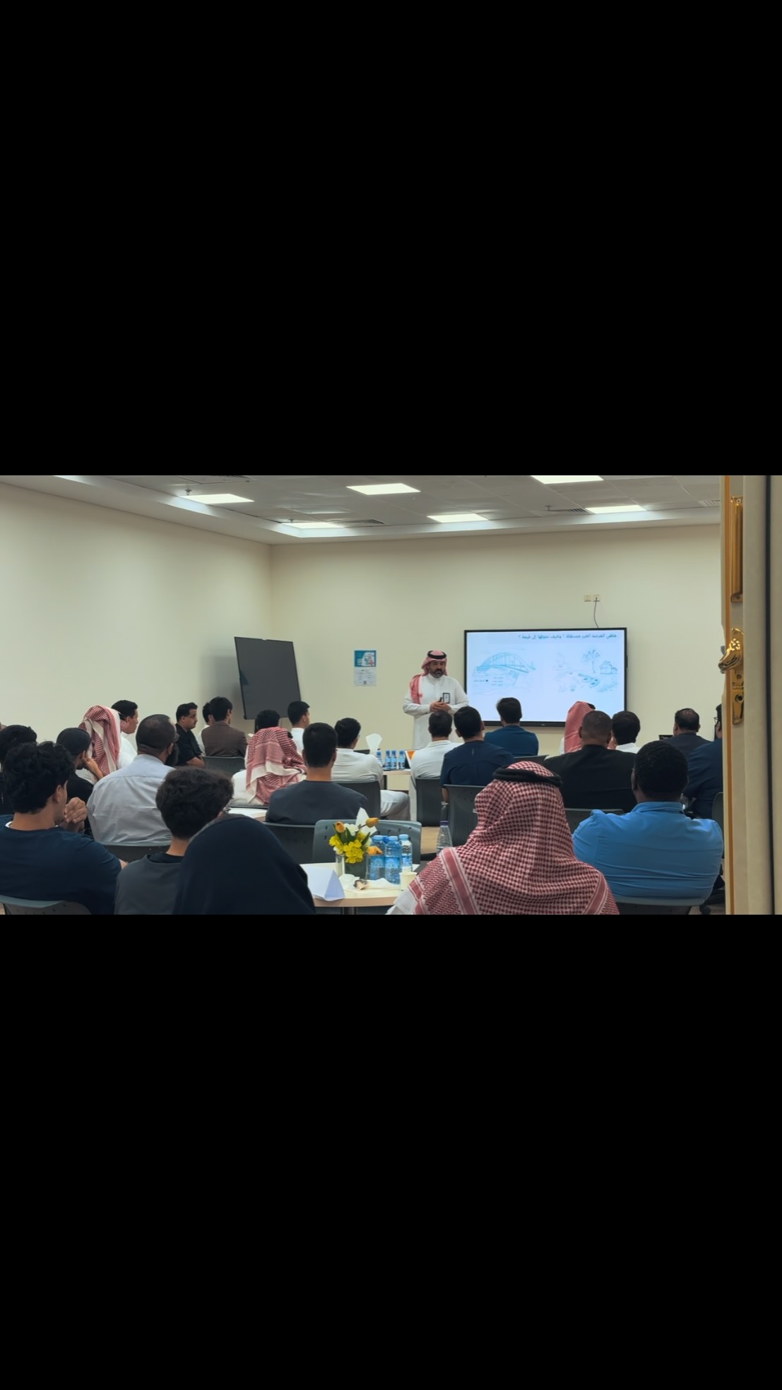 مشاهد من اللقاء الأول ضمن سلسلة لقاءات "حاضنة المعرفة"؛ حيث تتسع الأفكار، وتبنى الطموحات، وتتجدد فرص الابتكار وريادة الأ...